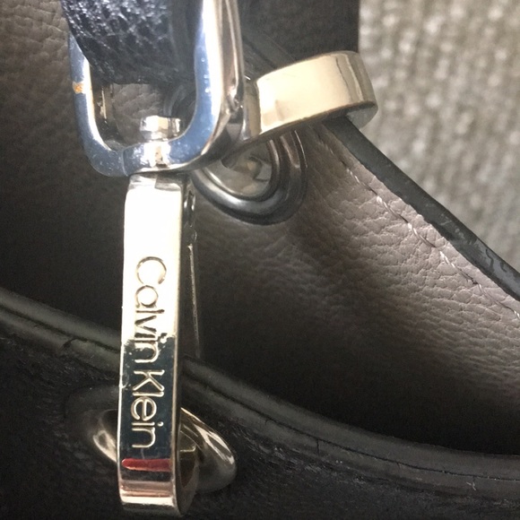 Reversible Calvin Klein Tote - Picture 4 of 8